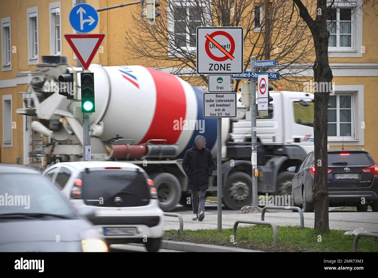 München, Deutschland. 31. Januar 2023. Themenbild Dieselfahrverbot in München. Dieselfahrverbot trotz grünem Aufkleber. Ab dem 1. Februar 2023 tritt das Dieselfahrverbot für Fahrzeuge, die die Euro 5/V-Norm nicht mehr erfüllen, in Kraft. ? Kredit: dpa/Alamy Live News Stockfoto