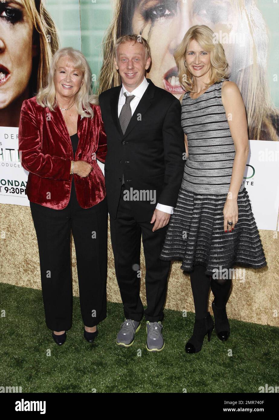 Diane Ladd, Autorin/Regisseur/Produzent Mike White und Executive Producerin/Schauspielerin Laura Dern auf der Premiere von HBO's „Enlightened“ in Los Angeles, die auf dem Paramount Studios Lot stattfindet. Los Angeles, Kalifornien. 6. Oktober 2011. Stockfoto