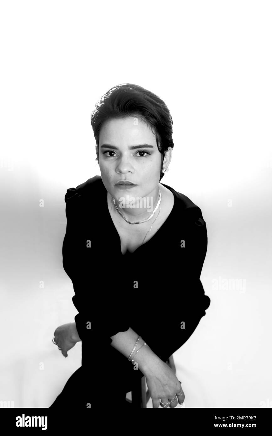 Schwarz-Weiß-Porträt einer schönen Geschäftsfrau. Isoliert vor weißem Hintergrund. Stockfoto