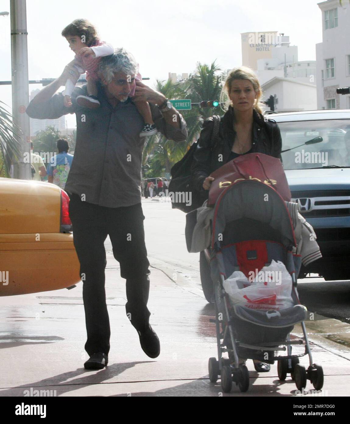 Exklusiv!! Heidi Klums Ex-Mann Ric Pipino scheint sich mit der neuen Frau  Jenne Lombardo und der 1-jährigen Tochter Roxy J'Amie, Miami Beach, FL,  12/14/06, ins Familienleben eingelebt zu haben Stockfotografie - Alamy