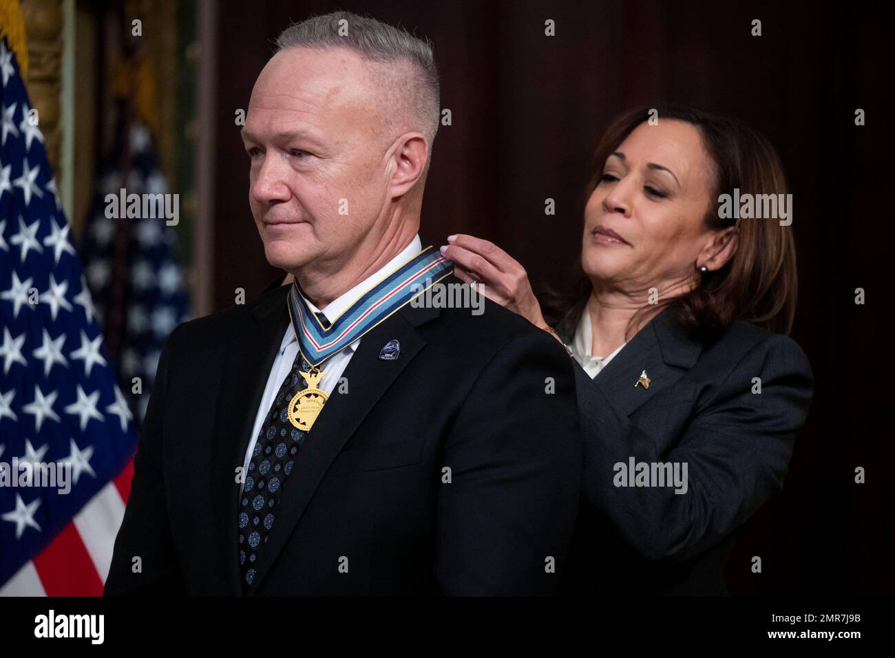 Washington, DC, USA, 31. Januar 2023.US-Vizepräsident Kamala Harris (R) verleiht dem ehemaligen NASA-Astronauten Douglas Hurley (L) die Congressional Space Medal of Honor bei einer Zeremonie im indischen Vertragsraum des Eisenhower Executive Office Building im Weißen Haus in Washington, DC, USA. 31. Januar 2023 Douglas Hurley und Robert Behnken wurden für ihre Rolle bei der NASA-Demonstrationsmission SpaceX-2 (Demo-2) für die Internationale Raumstation im Jahr 2020 mit der Congressional Space Medal of Honor ausgezeichnet. Stockfoto