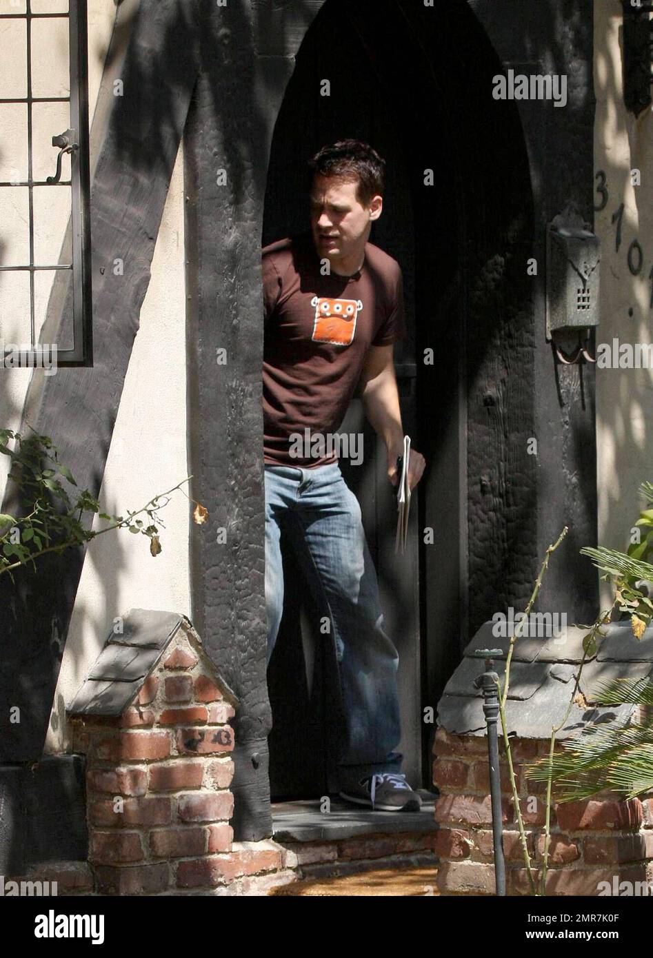 Katherine Heigl holt die Castmate von Grey's Anatomy und Freund T.R. ab Knight in seinem Haus in Los Angeles, klopfte an die Tür, bevor er beschloss, einfach durch sein Fenster zu schreien, um ihre Ankunft anzukündigen. Die beiden besuchten dann Katherines Mutter in ihrem Haus, bevor sie sich für einen Tag mit Einkaufen in die Americana Mall in Glendale aufmachten. Los Angeles, Kalifornien. 7/29/08. Stockfoto