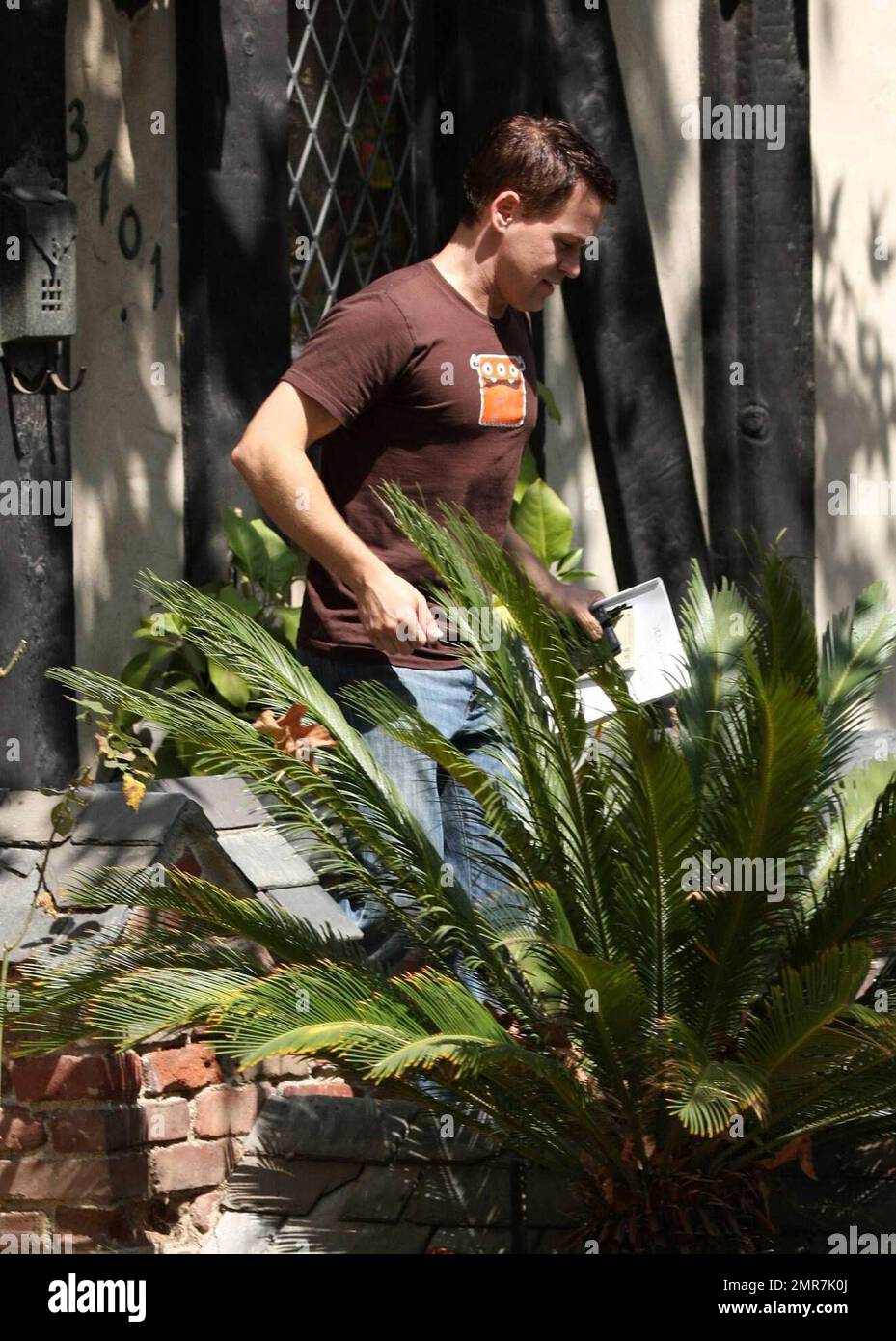 Katherine Heigl holt die Castmate von Grey's Anatomy und Freund T.R. ab Knight in seinem Haus in Los Angeles, klopfte an die Tür, bevor er beschloss, einfach durch sein Fenster zu schreien, um ihre Ankunft anzukündigen. Die beiden besuchten dann Katherines Mutter in ihrem Haus, bevor sie sich für einen Tag mit Einkaufen in die Americana Mall in Glendale aufmachten. Los Angeles, Kalifornien. 7/29/08. Stockfoto