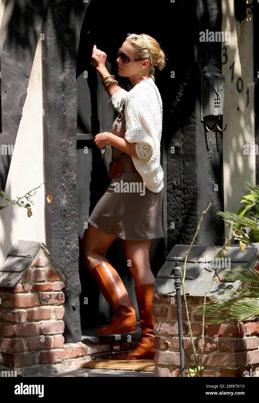 Katherine Heigl holt die Castmate von Grey's Anatomy und Freund T.R. ab Knight in seinem Haus in Los Angeles, klopfte an die Tür, bevor er beschloss, einfach durch sein Fenster zu schreien, um ihre Ankunft anzukündigen. Die beiden besuchten dann Katherines Mutter in ihrem Haus, bevor sie sich für einen Tag mit Einkaufen in die Americana Mall in Glendale aufmachten. Los Angeles, Kalifornien. 7/29/08. Stockfoto