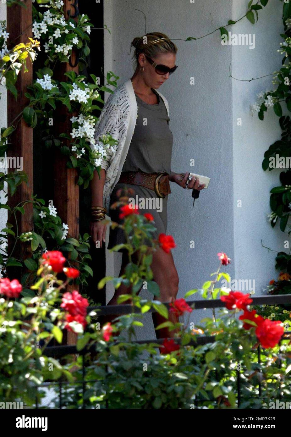 Katherine Heigl holt die Castmate von Grey's Anatomy und Freund T.R. ab Knight in seinem Haus in Los Angeles, klopfte an die Tür, bevor er beschloss, einfach durch sein Fenster zu schreien, um ihre Ankunft anzukündigen. Die beiden besuchten dann Katherines Mutter in ihrem Haus, bevor sie sich für einen Tag mit Einkaufen in die Americana Mall in Glendale aufmachten. Los Angeles, Kalifornien. 7/29/08. Stockfoto