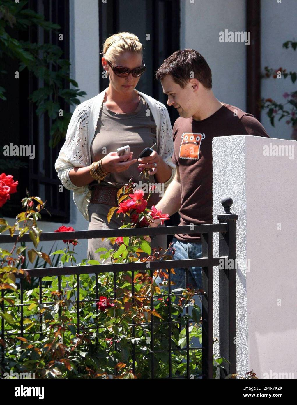 Katherine Heigl holt die Castmate von Grey's Anatomy und Freund T.R. ab Knight in seinem Haus in Los Angeles, klopfte an die Tür, bevor er beschloss, einfach durch sein Fenster zu schreien, um ihre Ankunft anzukündigen. Die beiden besuchten dann Katherines Mutter in ihrem Haus, bevor sie sich für einen Tag mit Einkaufen in die Americana Mall in Glendale aufmachten. Los Angeles, Kalifornien. 7/29/08. Stockfoto
