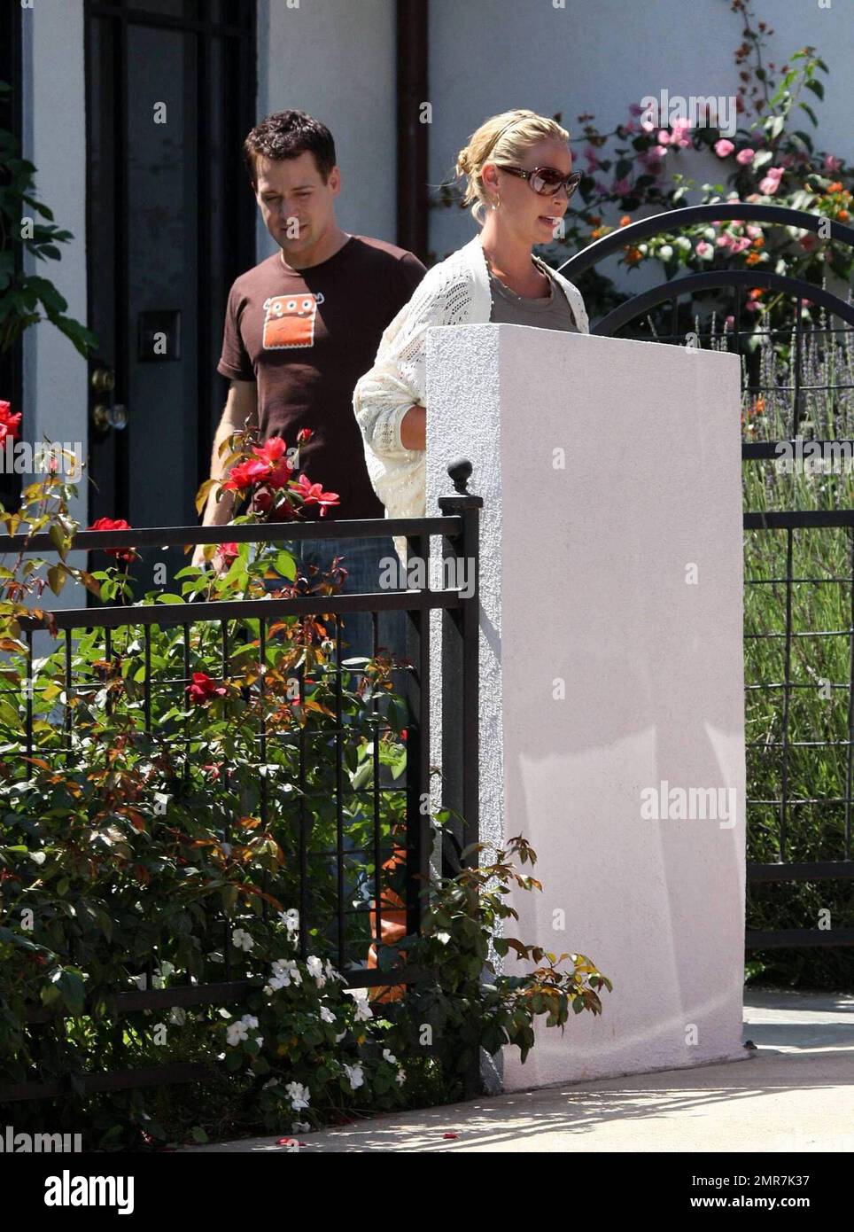 Katherine Heigl holt die Castmate von Grey's Anatomy und Freund T.R. ab Knight in seinem Haus in Los Angeles, klopfte an die Tür, bevor er beschloss, einfach durch sein Fenster zu schreien, um ihre Ankunft anzukündigen. Die beiden besuchten dann Katherines Mutter in ihrem Haus, bevor sie sich für einen Tag mit Einkaufen in die Americana Mall in Glendale aufmachten. Los Angeles, Kalifornien. 7/29/08. Stockfoto