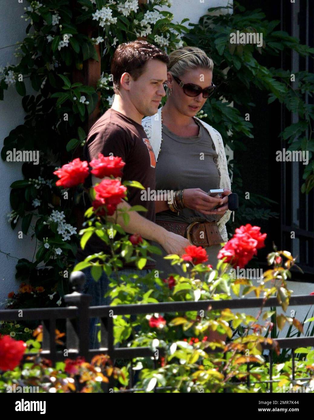 Katherine Heigl holt die Castmate von Grey's Anatomy und Freund T.R. ab Knight in seinem Haus in Los Angeles, klopfte an die Tür, bevor er beschloss, einfach durch sein Fenster zu schreien, um ihre Ankunft anzukündigen. Die beiden besuchten dann Katherines Mutter in ihrem Haus, bevor sie sich für einen Tag mit Einkaufen in die Americana Mall in Glendale aufmachten. Los Angeles, Kalifornien. 7/29/08. Stockfoto