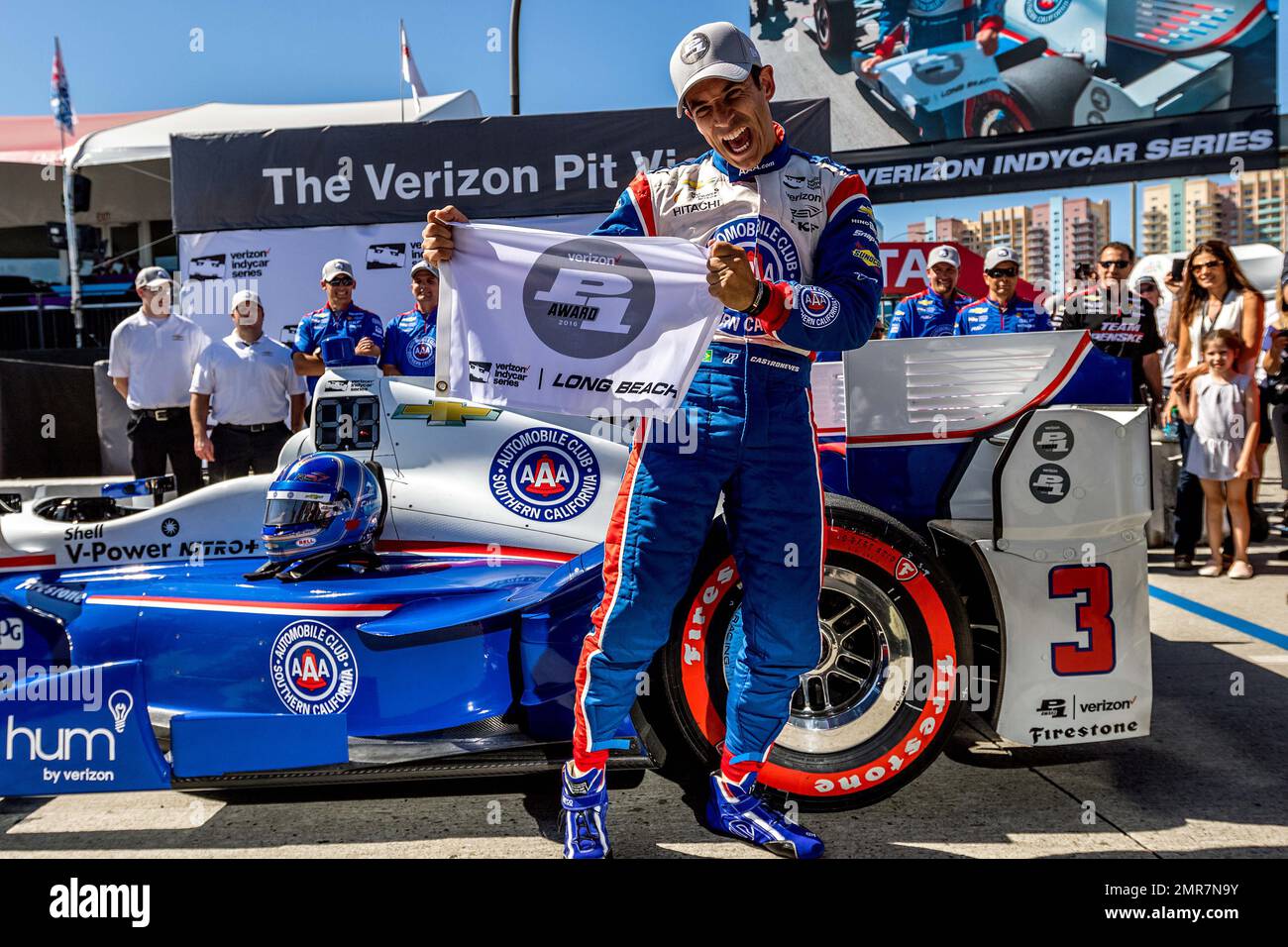 Helio Castroneves, Fahrer von Team Penske, gewann während der Saison 2016 der Verizon IndyCar Series seinen zweiten Verizon P1 Award in Folge mit einer Spitzenrunde von 1 Minute und 7,1246 Sekunden (105,547 mph) während der heutigen Firestone Fast Six Qualifikation. Der Pol ist der dritte für Castroneves in Long Beach und der 47. Seiner Karriere, der viertbeste aller Zeiten in der Geschichte von Indy Car, zwei hinter Bobby Unser (49) und den dritten im Rekordbuch. Castroneves wird in der ersten Reihe von Target Chip Ganassi Racing Fahrer Scott Dixon (1:07,4455; 105,405 mph) begleitet, der den Toyota Grand Prix des Long Beach Rennens verteidigt Stockfoto