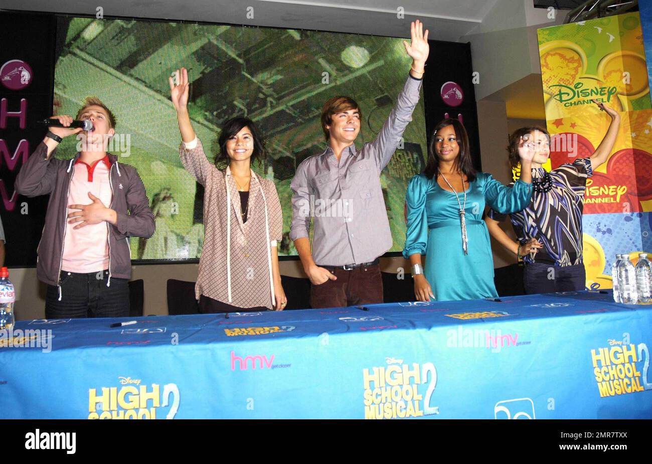 Tausende von Menschen drängten sich in HMV auf der Oxford Street, als Stars aus dem Hit-Film "High School Musical 2" auftauchten, um Fans zu treffen und Kopien seines #1 Selling Soundtracks zu signieren. Die Stars Zac Efron (Troy Bolton), Vanessa Hudgens (Gabriella Martinez), Lucas Grabeel (Ryan Evans), Monique Coleman (Taylor McKessie) und Olesya Rulin (Kelsi Nielsen) plauderten mit Fans des Films und signierten Kopien des neuen Soundtracks, der bereits zu einem riesigen Hit auf der ganzen Welt geworden ist. Fans standen in der Oxford Street von den frühen Morgenstunden des Mittwochs früh an, um sich einen der begrenzten edi zu schnappen Stockfoto