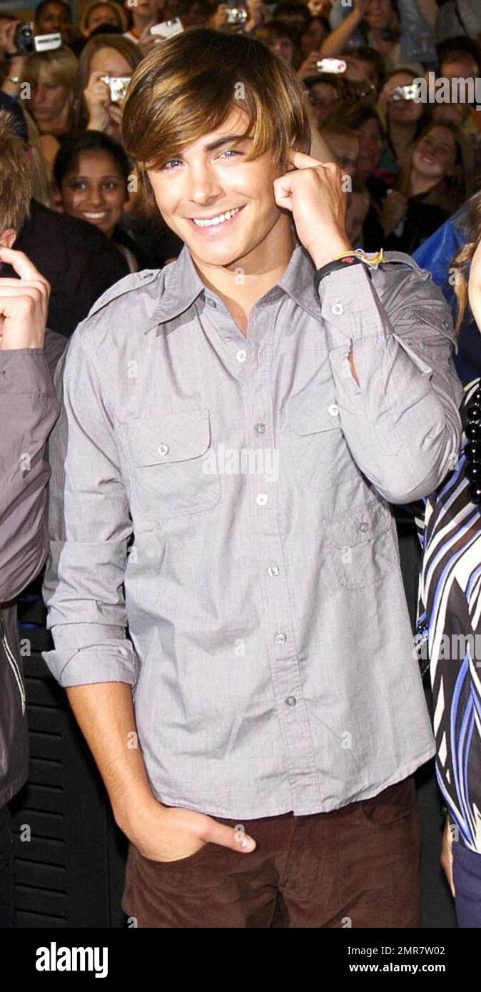 Tausende von Menschen drängten sich in HMV auf der Oxford Street, als Stars aus dem Hit-Film "High School Musical 2" auftauchten, um Fans zu treffen und Kopien seines #1 Selling Soundtracks zu signieren. Die Stars Zac Efron (Troy Bolton), Vanessa Hudgens (Gabriella Martinez), Lucas Grabeel (Ryan Evans), Monique Coleman (Taylor McKessie) und Olesya Rulin (Kelsi Nielsen) plauderten mit Fans des Films und signierten Kopien des neuen Soundtracks, der bereits zu einem riesigen Hit auf der ganzen Welt geworden ist. Fans standen in der Oxford Street von den frühen Morgenstunden des Mittwochs früh an, um sich einen der begrenzten edi zu schnappen Stockfoto