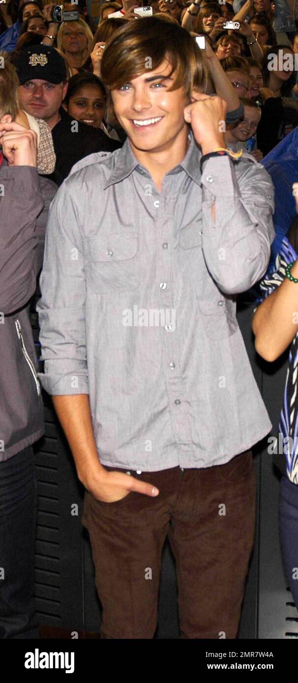 Tausende von Menschen drängten sich in HMV auf der Oxford Street, als Stars aus dem Hit-Film "High School Musical 2" auftauchten, um Fans zu treffen und Kopien seines #1 Selling Soundtracks zu signieren. Die Stars Zac Efron (Troy Bolton), Vanessa Hudgens (Gabriella Martinez), Lucas Grabeel (Ryan Evans), Monique Coleman (Taylor McKessie) und Olesya Rulin (Kelsi Nielsen) plauderten mit Fans des Films und signierten Kopien des neuen Soundtracks, der bereits zu einem riesigen Hit auf der ganzen Welt geworden ist. Fans standen in der Oxford Street von den frühen Morgenstunden des Mittwochs früh an, um sich einen der begrenzten edi zu schnappen Stockfoto