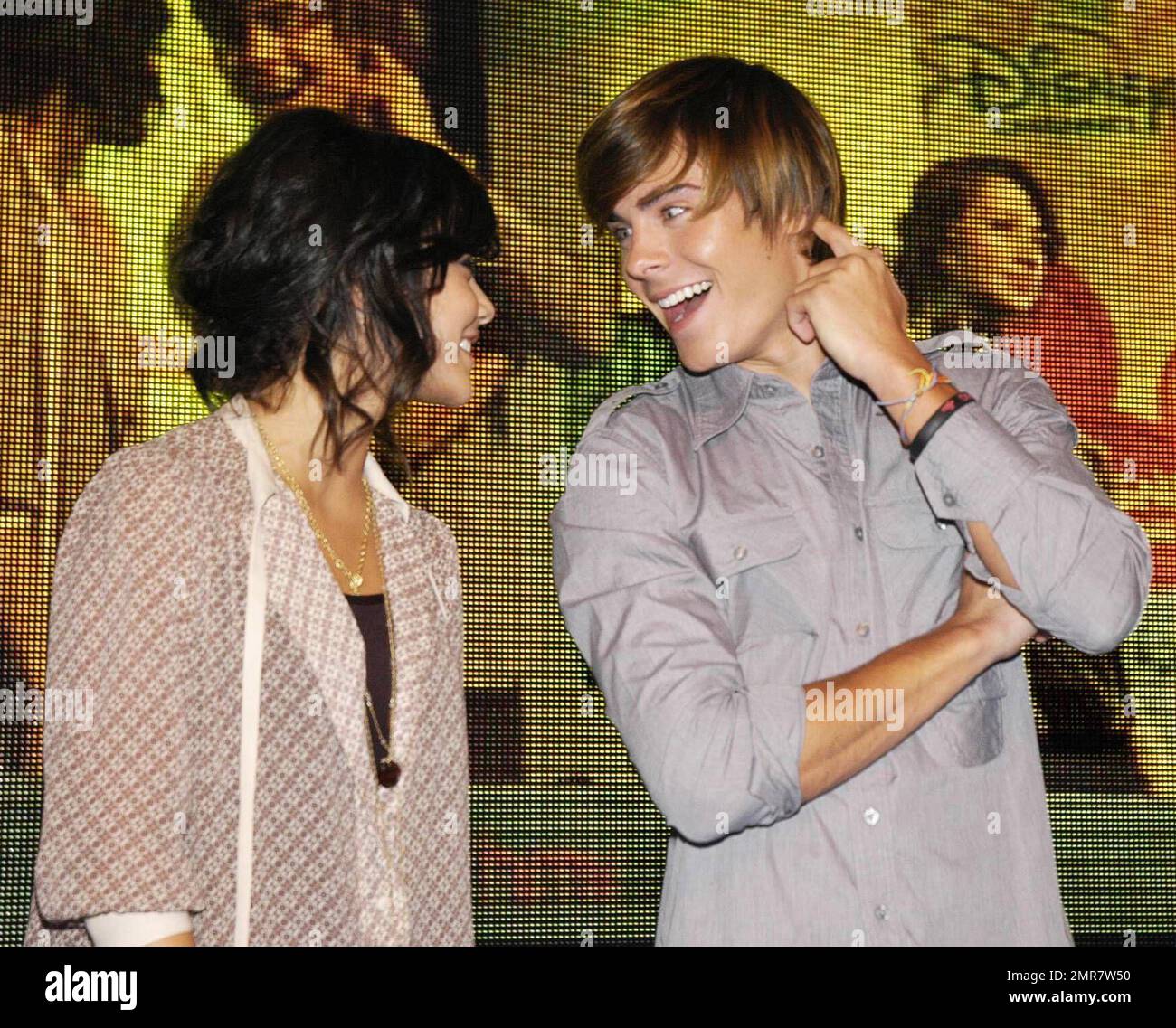 Tausende von Menschen drängten sich in HMV auf der Oxford Street, als Stars aus dem Hit-Film "High School Musical 2" auftauchten, um Fans zu treffen und Kopien seines #1 Selling Soundtracks zu signieren. Die Stars Zac Efron (Troy Bolton), Vanessa Hudgens (Gabriella Martinez), Lucas Grabeel (Ryan Evans), Monique Coleman (Taylor McKessie) und Olesya Rulin (Kelsi Nielsen) plauderten mit Fans des Films und signierten Kopien des neuen Soundtracks, der bereits zu einem riesigen Hit auf der ganzen Welt geworden ist. Fans standen in der Oxford Street von den frühen Morgenstunden des Mittwochs früh an, um sich einen der begrenzten edi zu schnappen Stockfoto