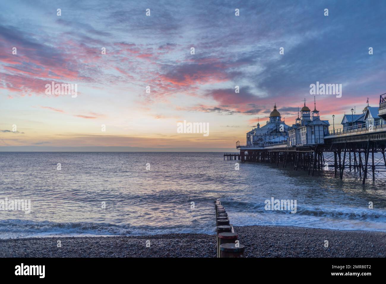 Eastbourne Pier, in der Grafschaft East Sussex an der Südküste Englands, Großbritannien, bei Tagesanbruch im Winter. Stockfoto