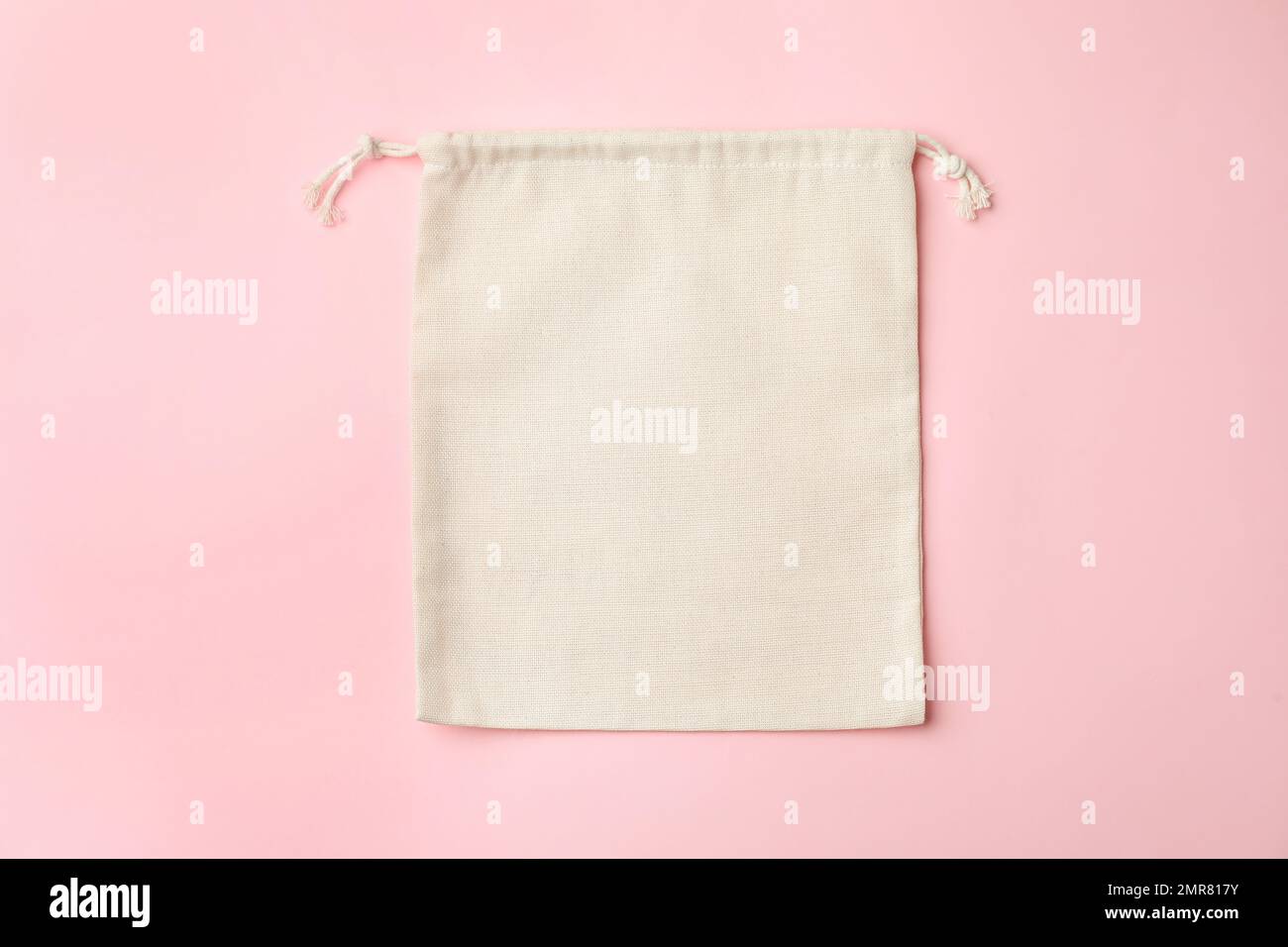 Baumwollbeutel auf pinkfarbenem Hintergrund, Draufsicht Stockfoto