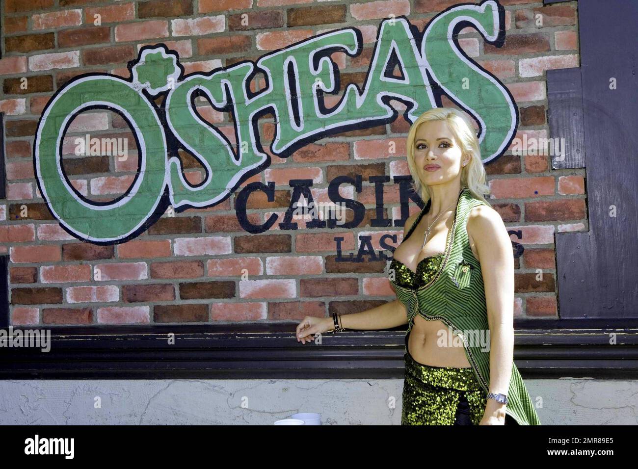 „Peepshow“-Star Holly Madison feiert St. Patrick's Dayat O'Shea's Casino, das einzige irische Casino auf dem Strip. Während der Feierlichkeiten spielte Holly mit Brian „Lucky“ Thomas ein Bierpong. Las Vegas, Nevada 3/17/10. Stockfoto