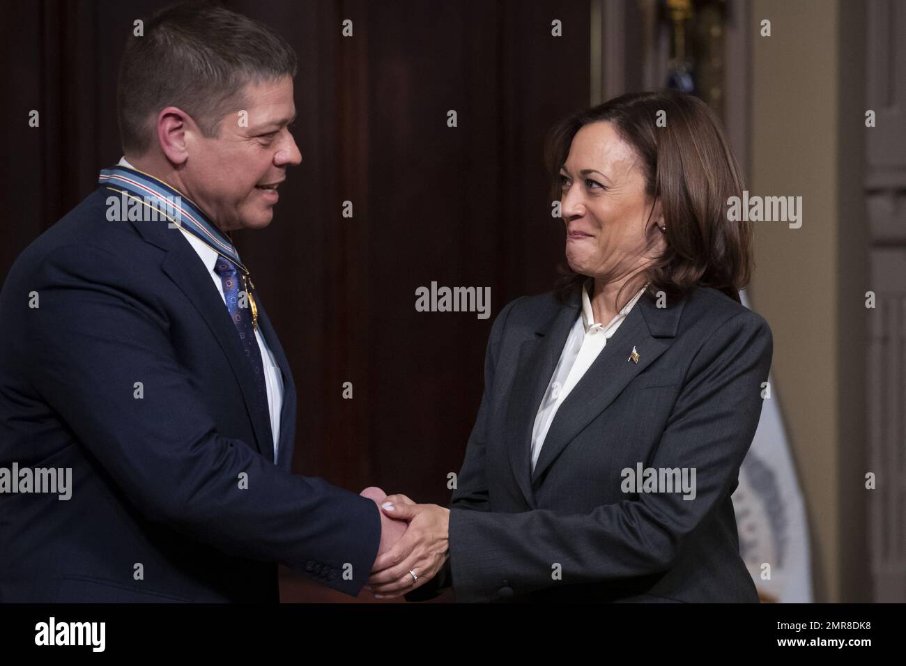 US-Vizepräsident Kamala Harris (R) gratuliert dem ehemaligen NASA-Astronauten Robert Behnken (L), nachdem er ihm am Dienstag, den 31. Januar 2023, bei einer Zeremonie im indischen Vertragsraum des Verwaltungsbüros von Eisenhower im Weißen Haus in Washington, DC, die Congressional Space Medal of Honor verliehen hatte. Douglas Hurley und Robert Behnken wurden für ihre Rolle bei der NASA-Demonstrationsmission SpaceX-2 (Demo-2) für die Internationale Raumstation im Jahr 2020 mit der Congressional Space Medal of Honor ausgezeichnet. Foto: Michael Reynolds/UPI Stockfoto