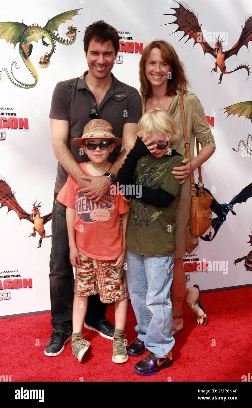 Eric McCormack, Janet Holden und seine Familie bei der Premiere von How to Train Your Dragon, im Gibson Amphitheatre, Universal City. Los Angeles, Kalifornien. 3/21/10 . Stockfoto