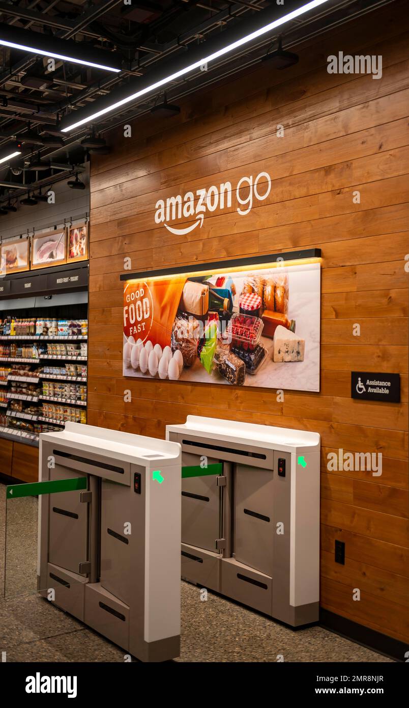 Eingangsbereich mit Barrieren und Scannern, Amazon Go Supermarkt, amerikanische automatisierte Supermarktkette, Kassiererloser Supermarkt, Seattle, Washington, U Stockfoto