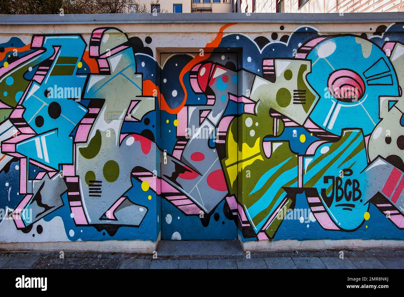 Graffiti an der Wand mit Tür, München, Bayern, Deutschland, Europa Stockfoto