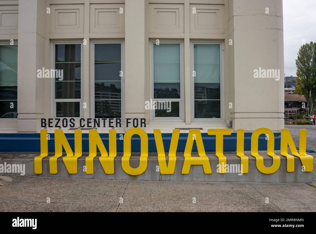 Schriftzug auf einer Gebäudefassade, Bezos Center for Innovation, Seattle, Washington, USA, Nordamerika Stockfoto