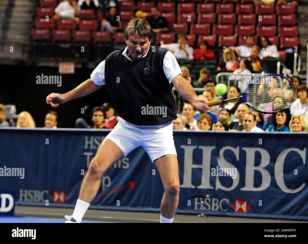 Jimmy Connors spielt während des HSBC Tennis Cup im BankAtlantic Center in Sunrise, FL, gegen Jim Courier. 22. September 2011 Stockfoto