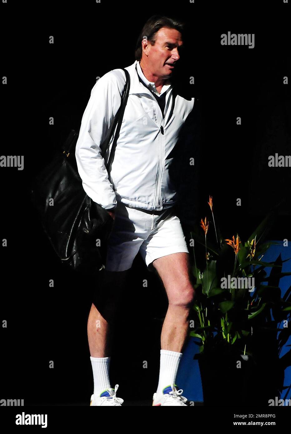 Jimmy Connors spielt während des HSBC Tennis Cup im BankAtlantic Center in Sunrise, FL, gegen Jim Courier. 22. September 2011 Stockfoto