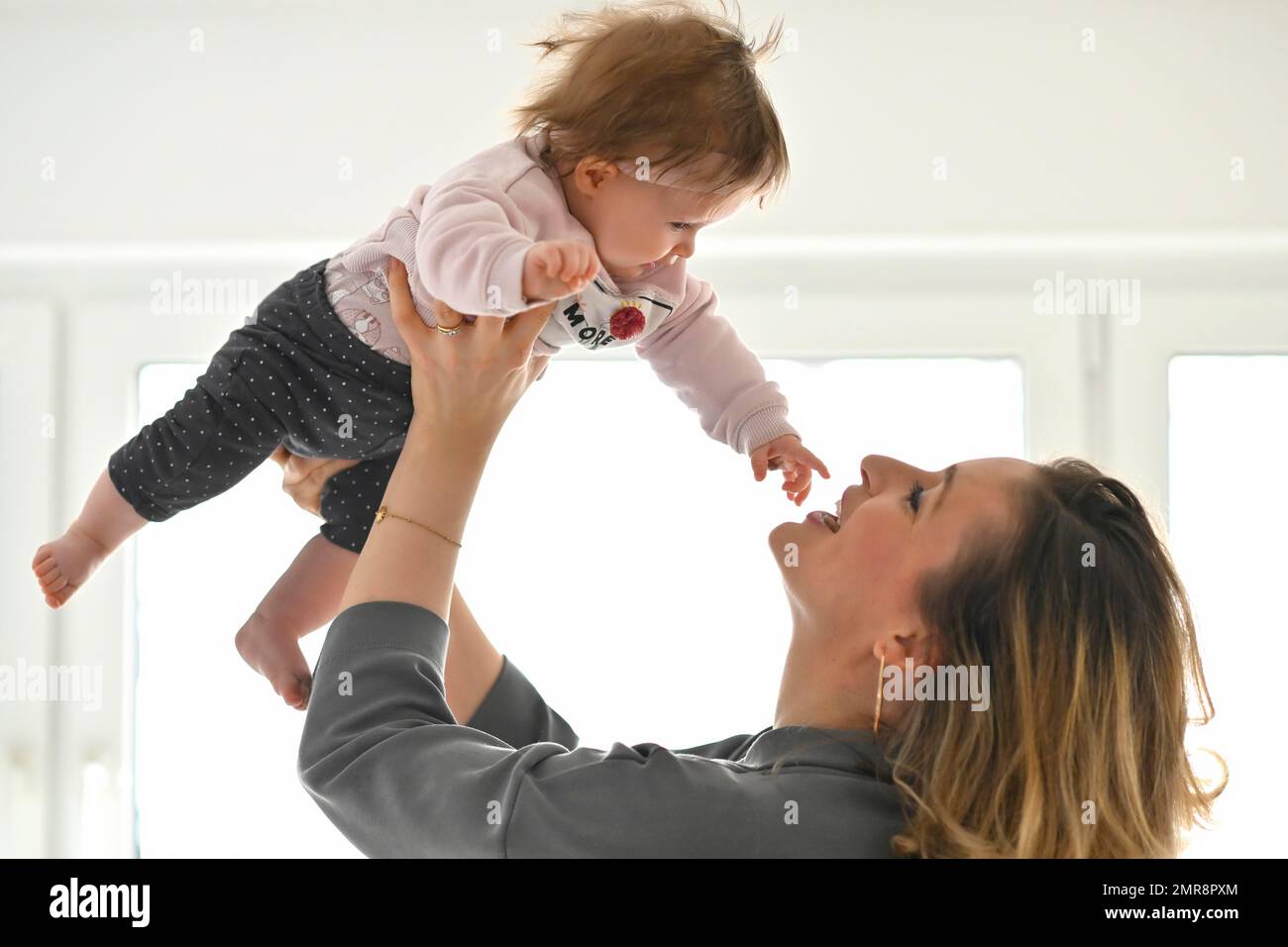 Mutter mit Tochter, Kleinkind, Mädchen, 5 Monate, Baden-Württemberg, Deutschland, Europa Stockfoto