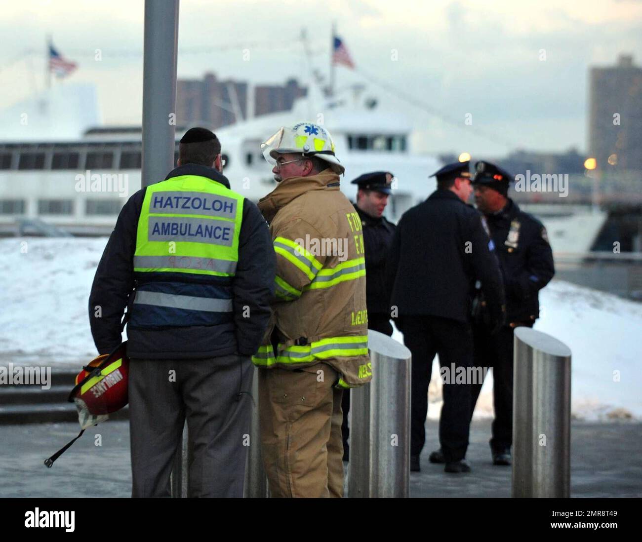 Umstehende Personen versammeln sich und retten vor Ort, nachdem US Airways Flug 1549 Airbus A320 eine Notlandung im Hudson River gemacht hat, nachdem er Berichten zufolge eine Herde von Gänsen getroffen hat, wodurch das Flugzeug beide Triebwerke verloren hat. Jeder im Flugzeug überlebte und wurde von örtlichen Fähren gerettet, die nur Sekunden nach dem Unfall am Tatort waren. New York, NY. 1/15/09. Stockfoto