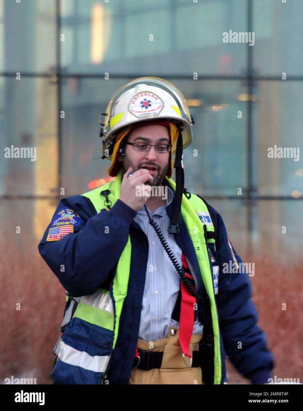 Umstehende Personen versammeln sich und retten vor Ort, nachdem US Airways Flug 1549 Airbus A320 eine Notlandung im Hudson River gemacht hat, nachdem er Berichten zufolge eine Herde von Gänsen getroffen hat, wodurch das Flugzeug beide Triebwerke verloren hat. Jeder im Flugzeug überlebte und wurde von örtlichen Fähren gerettet, die nur Sekunden nach dem Unfall am Tatort waren. New York, NY. 1/15/09. Stockfoto