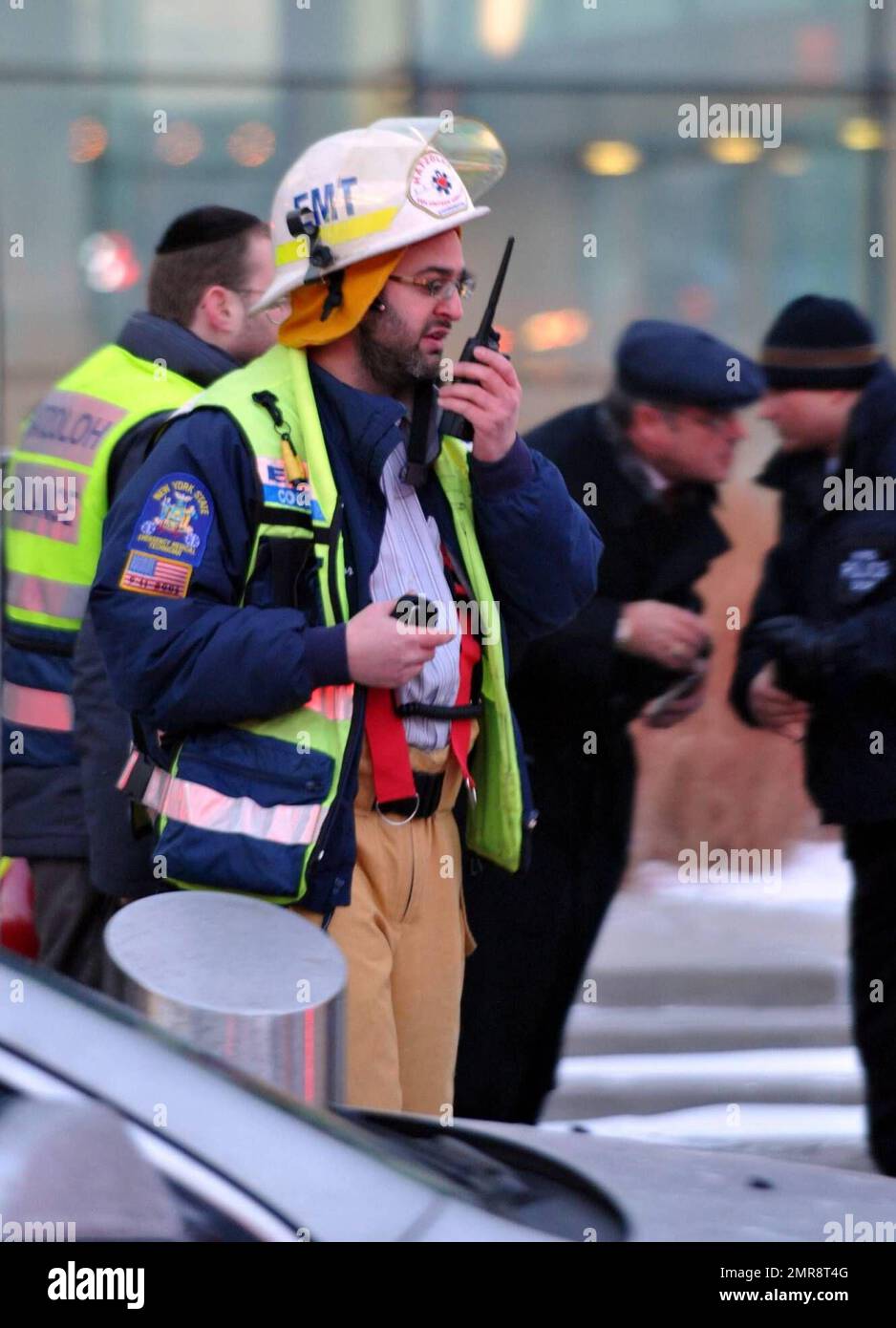 Umstehende Personen versammeln sich und retten vor Ort, nachdem US Airways Flug 1549 Airbus A320 eine Notlandung im Hudson River gemacht hat, nachdem er Berichten zufolge eine Herde von Gänsen getroffen hat, wodurch das Flugzeug beide Triebwerke verloren hat. Jeder im Flugzeug überlebte und wurde von örtlichen Fähren gerettet, die nur Sekunden nach dem Unfall am Tatort waren. New York, NY. 1/15/09. Stockfoto