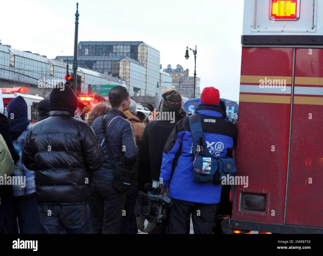 Umstehende Personen versammeln sich und retten vor Ort, nachdem US Airways Flug 1549 Airbus A320 eine Notlandung im Hudson River gemacht hat, nachdem er Berichten zufolge eine Herde von Gänsen getroffen hat, wodurch das Flugzeug beide Triebwerke verloren hat. Jeder im Flugzeug überlebte und wurde von örtlichen Fähren gerettet, die nur Sekunden nach dem Unfall am Tatort waren. New York, NY. 1/15/09. Stockfoto