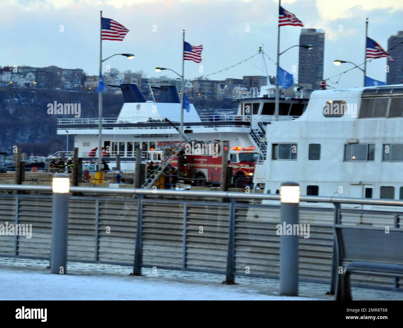 Umstehende Personen versammeln sich und retten vor Ort, nachdem US Airways Flug 1549 Airbus A320 eine Notlandung im Hudson River gemacht hat, nachdem er Berichten zufolge eine Herde von Gänsen getroffen hat, wodurch das Flugzeug beide Triebwerke verloren hat. Jeder im Flugzeug überlebte und wurde von örtlichen Fähren gerettet, die nur Sekunden nach dem Unfall am Tatort waren. New York, NY. 1/15/09. Stockfoto