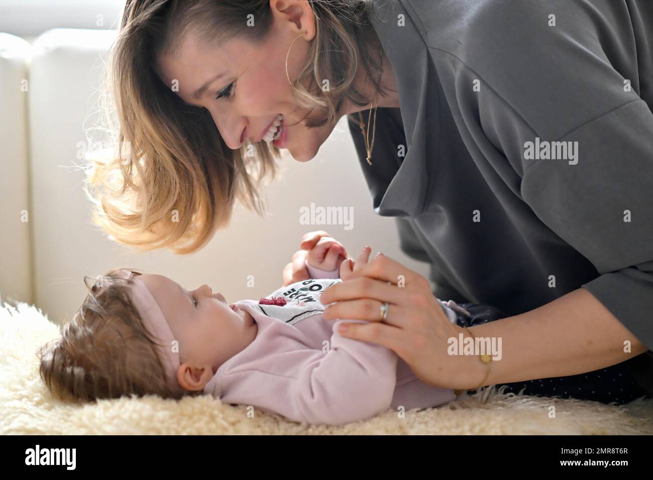 Mutter mit Tochter, Kleinkind, Mädchen, 5 Monate, Baden-Württemberg, Deutschland, Europa Stockfoto