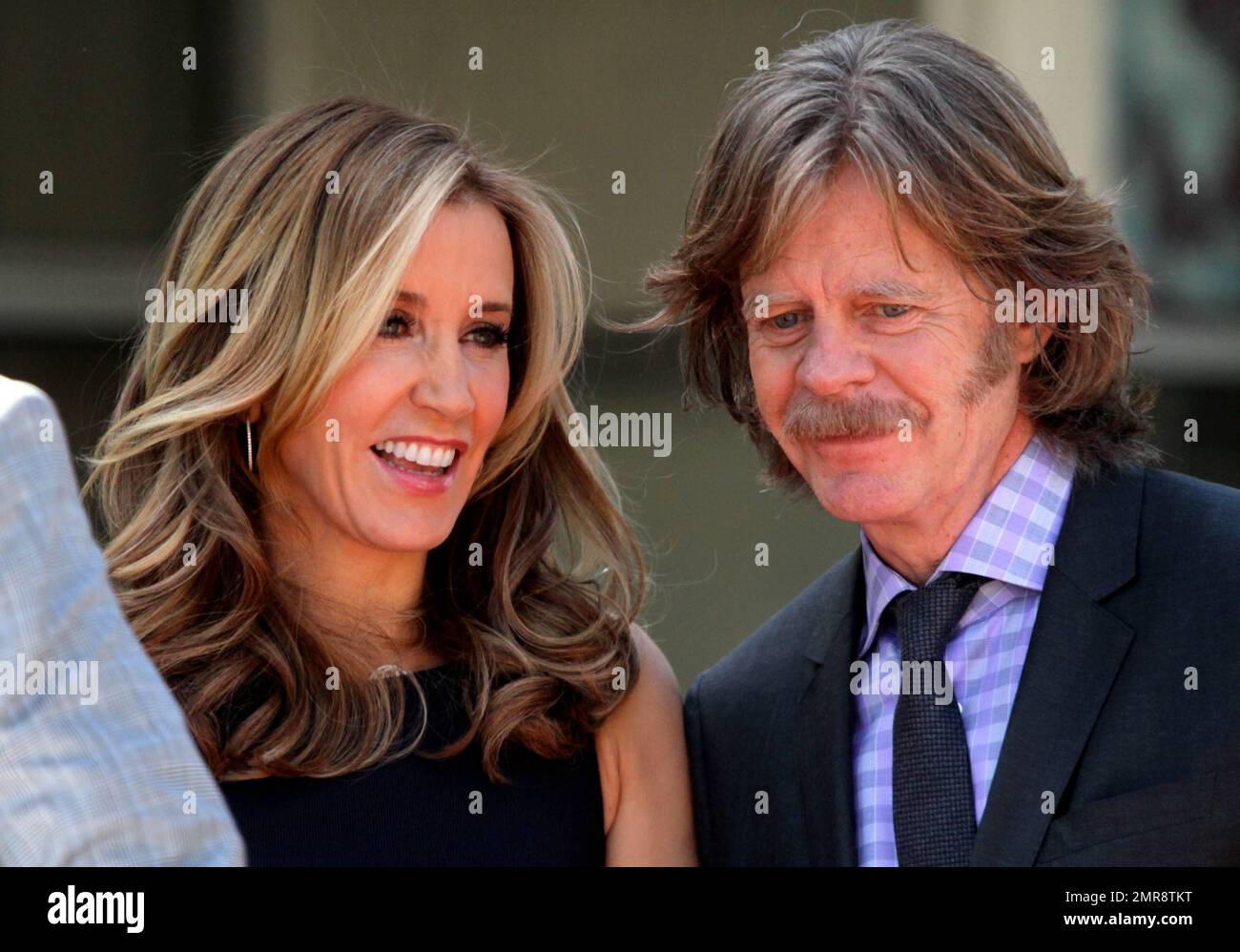 Die Schauspieler William H. Macy und Felicity Huffman erhalten ihre Stars Seite an Seite auf dem Hollywood Walk of Fame während einer seltenen, doppelten Enthüllung. Das glücklich verheiratete Paar wurde von Produzent Aaron Sorkin und Schriftsteller David Mamet vorgestellt. Zu ihnen gehörten auch Huffmans „Desperate Housewives“-Co-Stars Vanessa Williams und Marcia Cross sowie die Schauspielerin Shanola Hampton. Hollywood, CA, 7. Februar 2012. Stockfoto