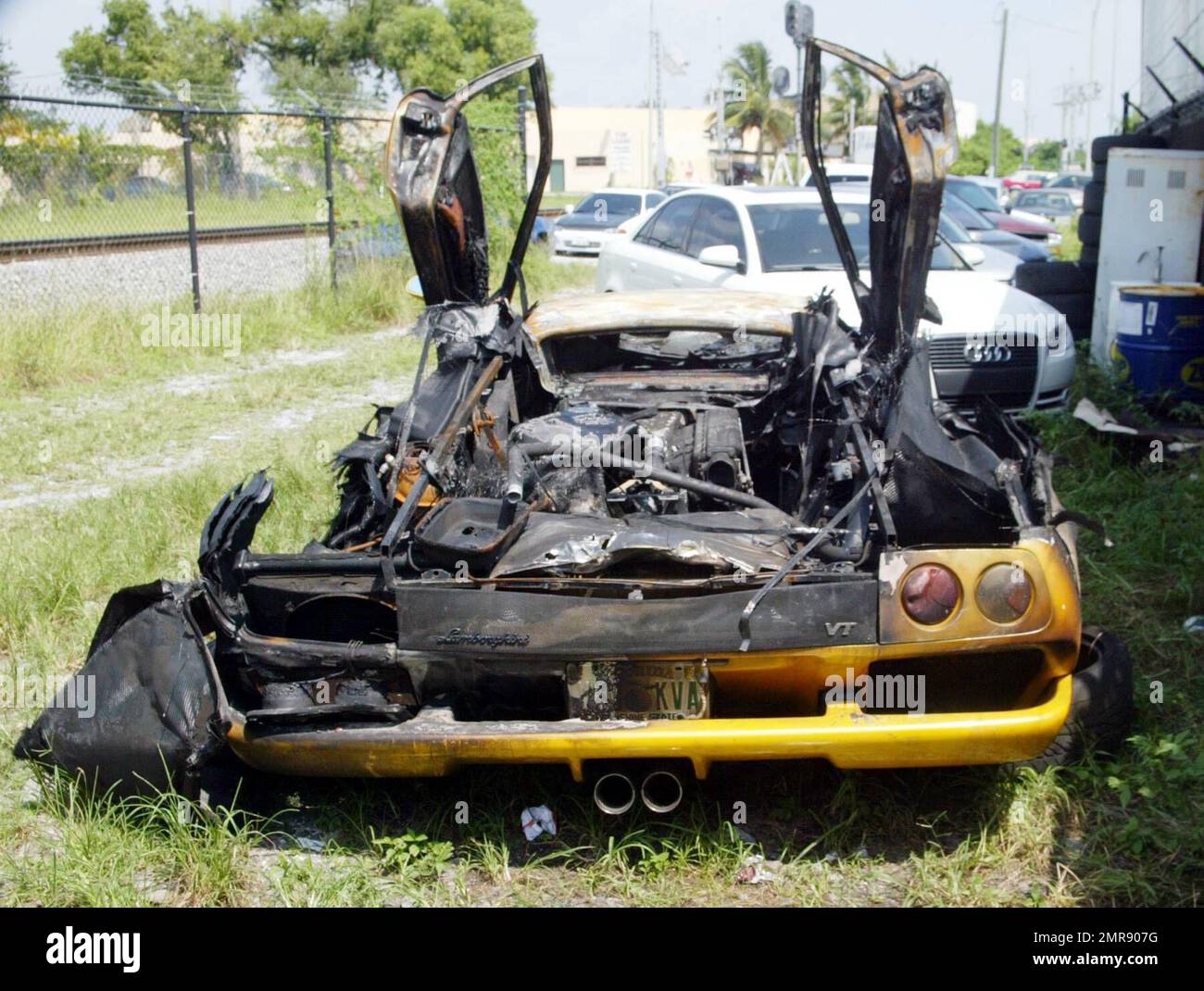 Exklusiv!! Ein gelber Lamborghini, der angeblich im Besitz von Hulk Hogan war, fing am 9./9. Dezember 06 auf den Bay Harbour Islands von Miami Feuer. Es gab keine Verletzungen. Die Polizei sagte, der Fahrer sei ein Jugendlicher, und das Gesetz verbietet die Freigabe seines Namens. Der Polizeibericht ist ebenfalls in diesem Fotoset enthalten. Miami, Florida Alle Stockfoto