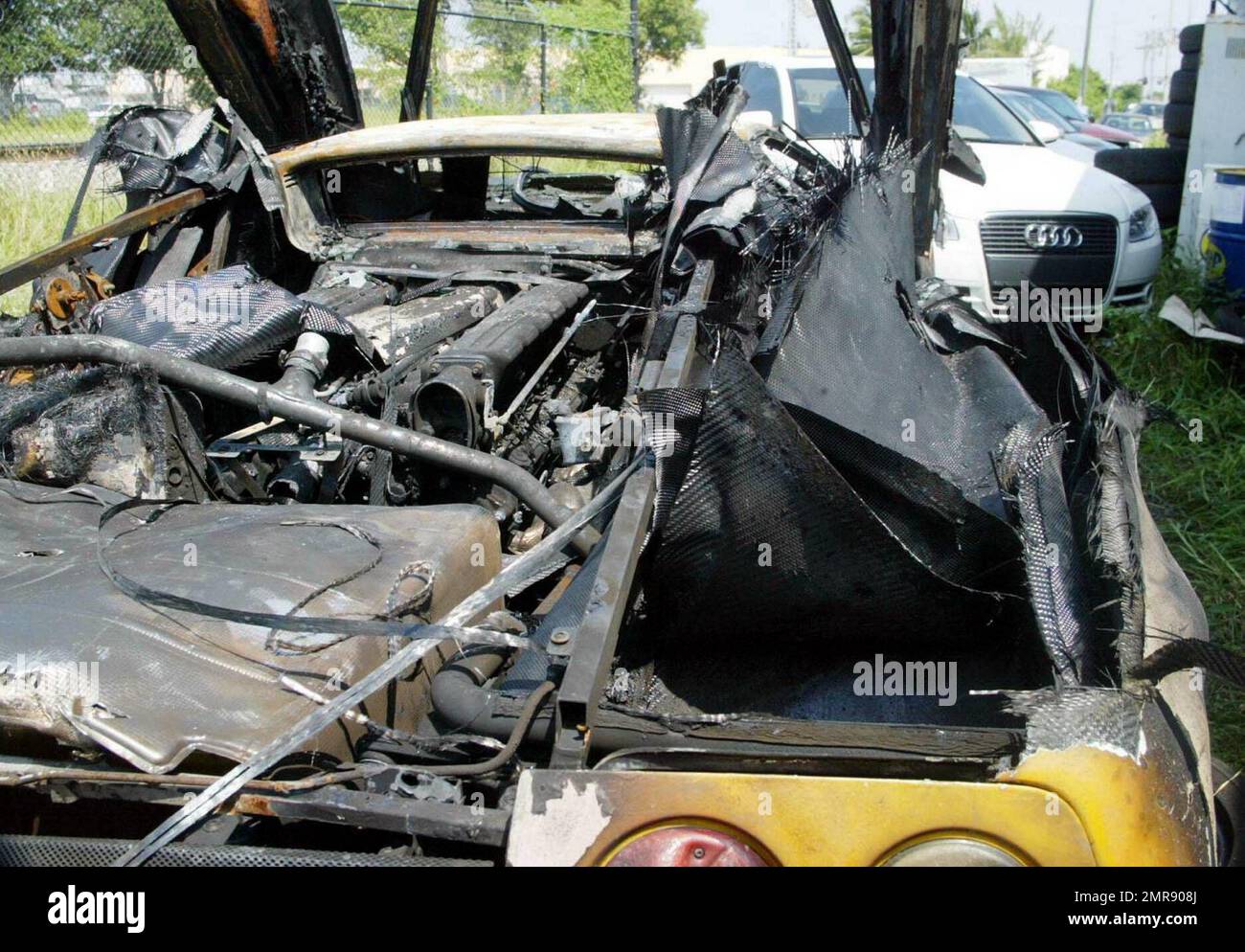 Exklusiv!! Ein gelber Lamborghini, der angeblich im Besitz von Hulk Hogan war, fing am 9./9. Dezember 06 auf den Bay Harbour Islands von Miami Feuer. Es gab keine Verletzungen. Die Polizei sagte, der Fahrer sei ein Jugendlicher, und das Gesetz verbietet die Freigabe seines Namens. Der Polizeibericht ist ebenfalls in diesem Fotoset enthalten. Miami, Florida Alle Stockfoto