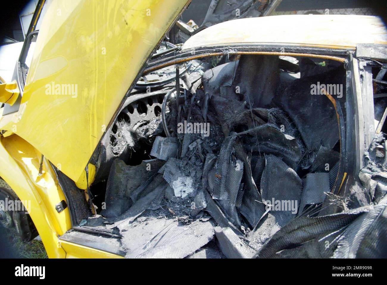 Exklusiv!! Ein gelber Lamborghini, der angeblich im Besitz von Hulk Hogan war, fing am 9./9. Dezember 06 auf den Bay Harbour Islands von Miami Feuer. Es gab keine Verletzungen. Die Polizei sagte, der Fahrer sei ein Jugendlicher, und das Gesetz verbietet die Freigabe seines Namens. Der Polizeibericht ist ebenfalls in diesem Fotoset enthalten. Miami, Florida Alle Stockfoto