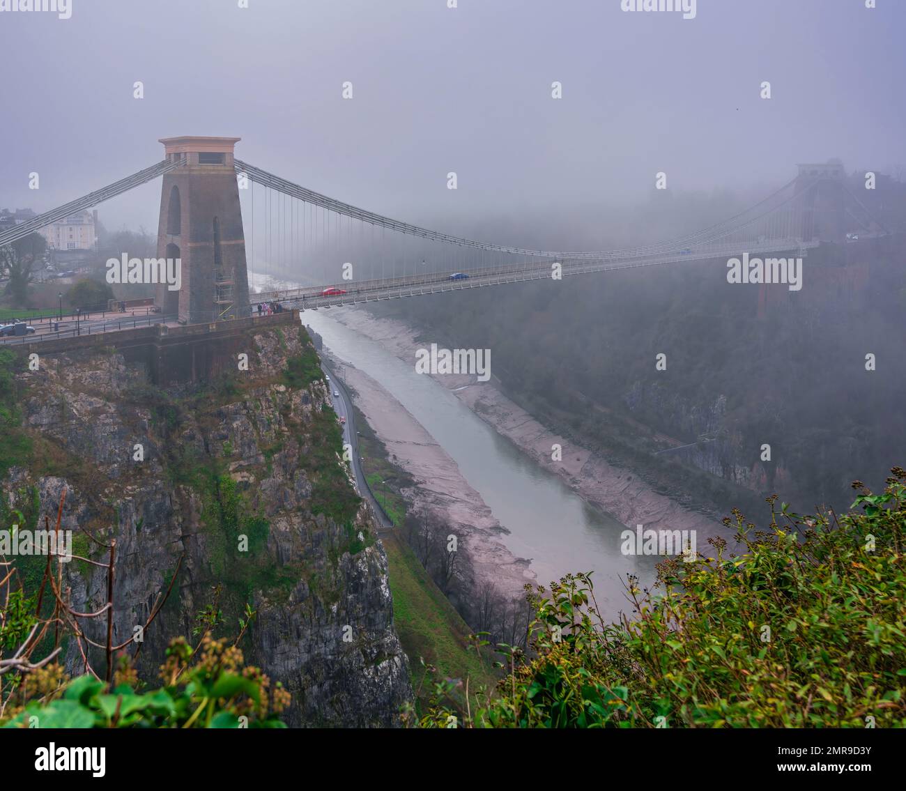 Clifton Suspension Bridge in Bristol an einem nebligen Tag in England Stockfoto