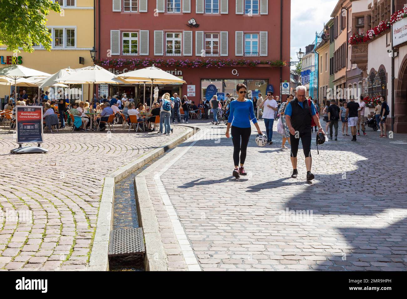 Bächle auf dem Rathausplatz, Freiburg im Breisgau, Baden-Württemberg, Deutschland, Europa Stockfoto