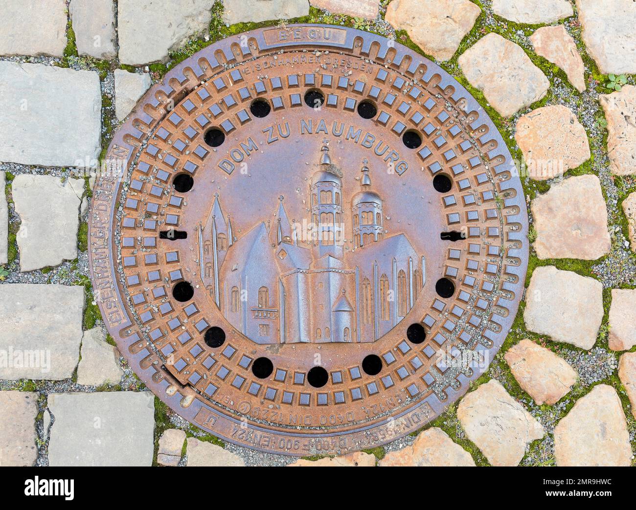 Schachtabdeckung mit Bild der Kathedrale, Naumburg, Burgenlandkreis, Sachsen-Anhalt, Deutschland, Europa Stockfoto