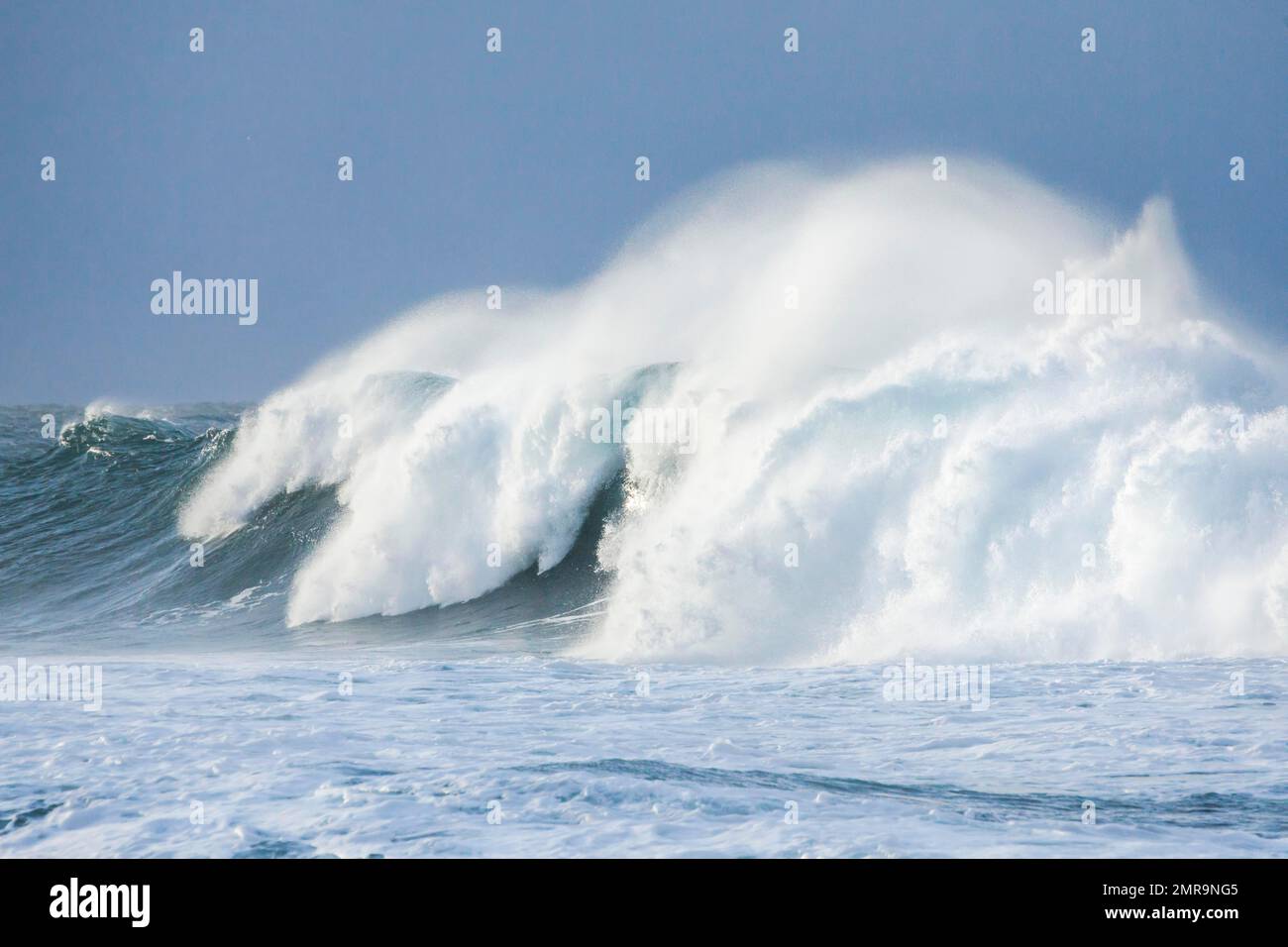 Eine große Welle bricht auf dem offenen Meer vor der Südküste Englands, County Dorset bei West Lulworth Stockfoto