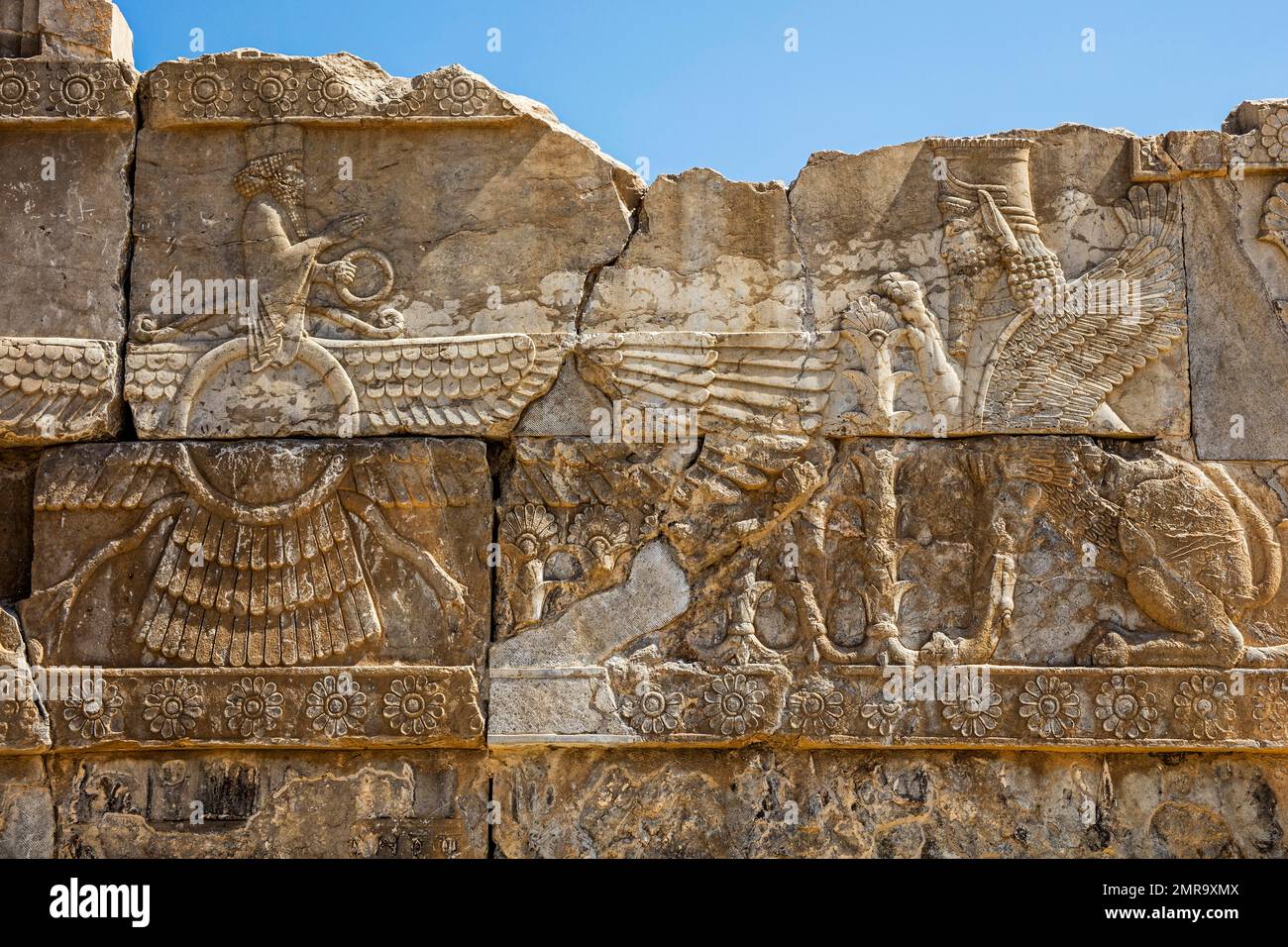 Relief mit geflügelten Kreaturen als Symbol der Zoroastrier, Persepolis, Persepolis, Iran, Asien Stockfoto Relief mit geflügelten Kreaturen als Symbol der Zoroastrier, Persepolis, Persepolis, Iran, Asien Stockfoto