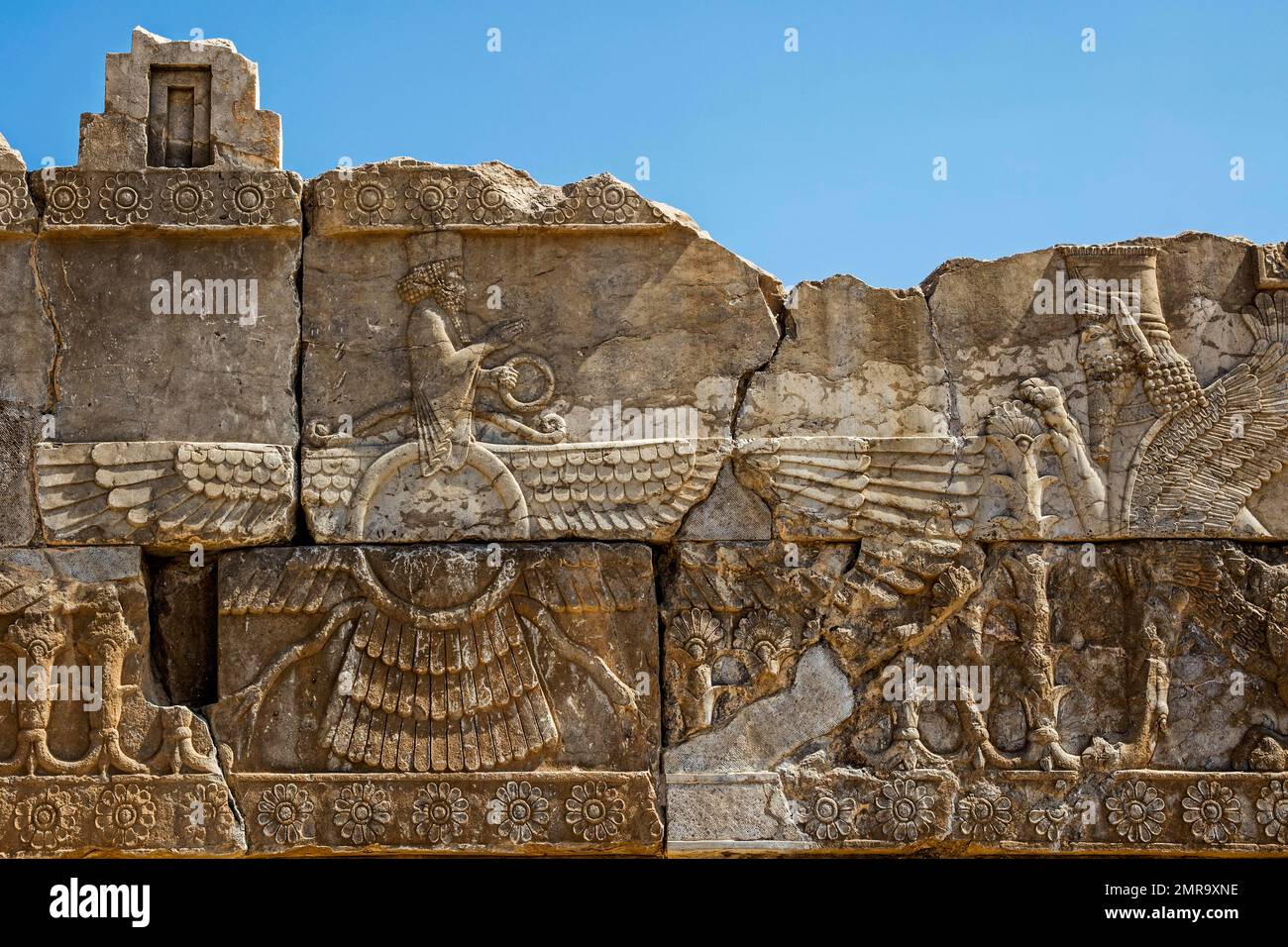 Relief mit geflügelten Kreaturen als Symbol der Zoroastrier, Persepolis, Persepolis, Iran, Asien Stockfoto Relief mit geflügelten Kreaturen als Symbol der Zoroastrier, Persepolis, Persepolis, Iran, Asien Stockfoto