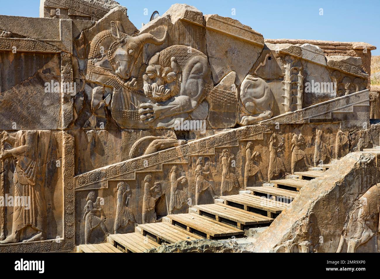 Hilfslöwe kämpft mit Bullen, Treppe von Darius-Plast, Persepolis, Persepolis, Iran, Asien Stockfoto Hilfslöwe kämpft mit Bullen, Treppe von Darius-Plast, Persepolis, Persepolis, Iran, Asien Stockfoto