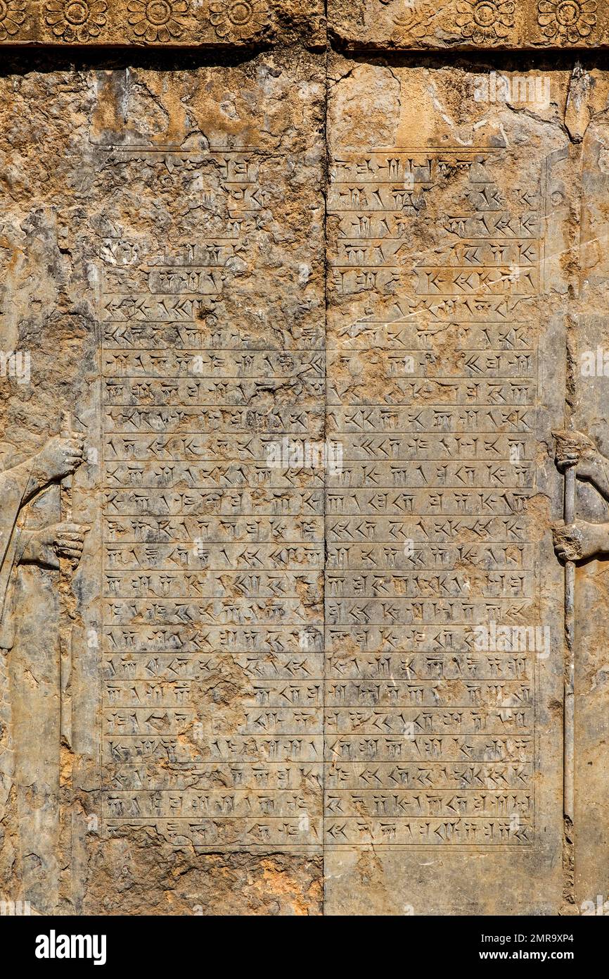 Persische Wachen an der westlichen Treppe des Darius-Palastes mit Keilschrift, Persepolis, Persepolis, Iran, Asien Stockfoto Persische Wachen an der westlichen Treppe des Darius-Palastes mit Keilschrift, Persepolis, Persepolis, Iran, Asien Stockfoto