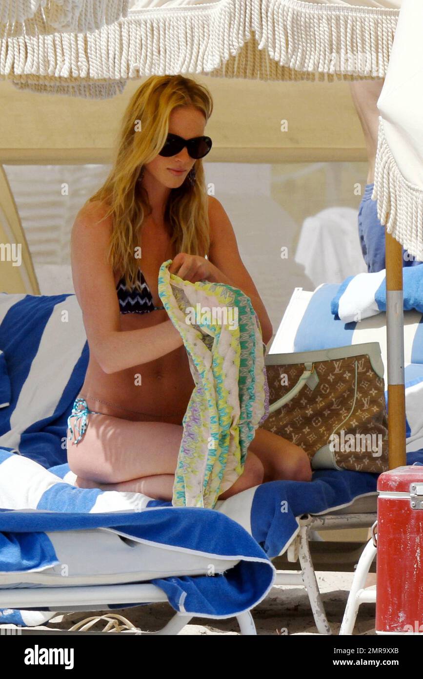 Sports Illustrated“-Badeanzug-Modell und Freundin des Fußballstars  Cristiano Ronaldo, Irina Shayk Lounges am Strand mit dem Supermodel Anne V.  und Freunden während eines Besuchs in Miami. Shayk trug einen gemusterten  Bikini, während sie