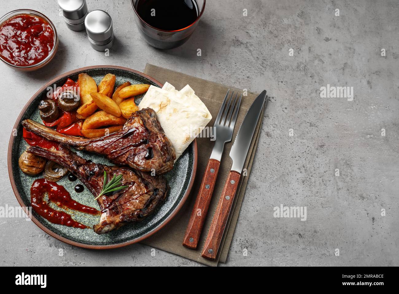 Köstliche gegrillte Rippchen auf einem hellgrauen Tisch, flach liegend. Platz für Text Stockfoto