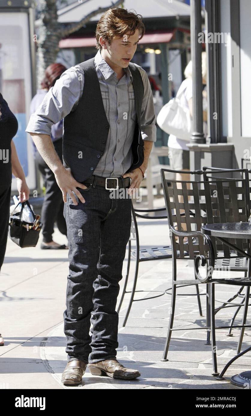 Der Star Jackson Rathbone von „Twilight Saga“ trägt ein graues Hemd mit  Weste, Jeans und