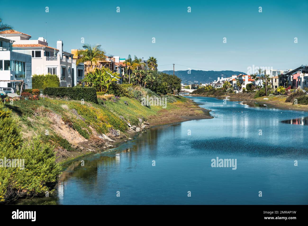 Häuser am Ufer in der Ballona Lagoon in Venice, Los Angeles, Kalifornien, USA. Stockfoto